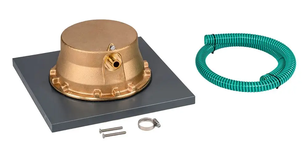 Ein Produkt von Grünbeck, bestehend aus einem runden, goldfarbenen Gehäuse auf einer quadratischen Platte, begleitet von einem grünen PVC-Schlauch und Zubehörteilen.
